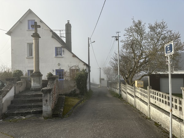 Nous descendons la Sente du Château.