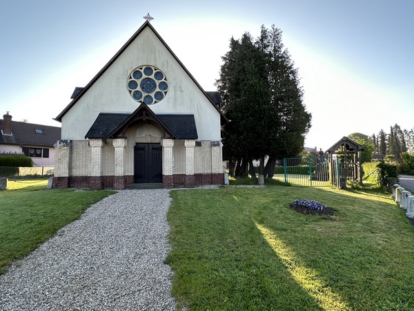 L'église Jeanne-d'Arc d'Eslette est la seule du canton qui n'appartient pas à sa commune mais à l'Evêché, car elle a été construite après la loi de 1905. A côté de l'église se trouvent la cloche et la statue de Jeanne-d'Arc.