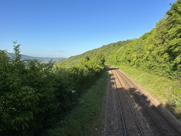 Vue sur la voie ferrée depuis la passerelle.