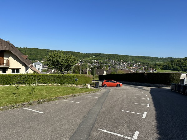 Nous descendons le Chemin des Randonneurs sur le GR25 dans le bois de Montville. Nous sortons du bois au niveau du cimetière de Montville.