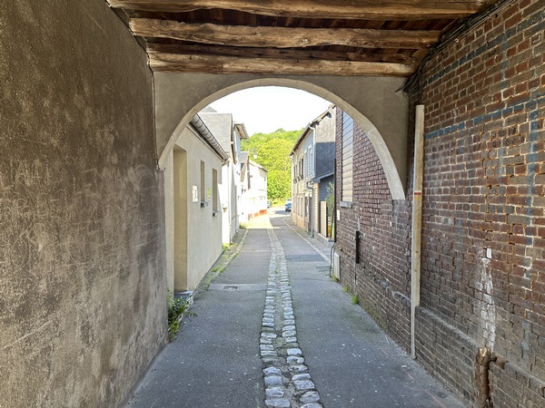 Nous rejoignons l'Espace Loisirs par le sentier d'Eslettes.