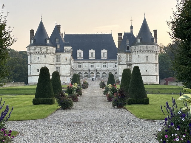 Nous commençons notre circuit au pied du château de Mesnières, un château de la Loire en Pays-de-Bray ! Construit au XVIe siècle, il est sauvé de la destruction au XIXe siècle en devenant un établissement d'enseignement, ce qu'il est toujours. Le château est ouvert à la visite en été, et sur demande toute l'année.