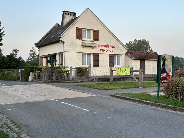 L'Avenue Verte passe devant le château. Il s'agit de la voie verte du Pays-de-Bray, qui relie Forges-les-Eaux à Arques-la-Bataille. Elle s'intègre à la véloroute Paris-Londres. On voit ici l'ancienne gare.