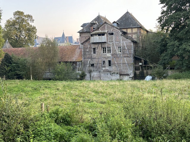 Nous marchons 500 mètres sur l'Avenue Verte, le long de la Béthune. Nous passons ici devant l'ancien moulin du château de Mesnières. Le château a toujours été au centre de la vie du village, et au XIXe siècle, il produisait l'électricité et accueillait la boulangerie.