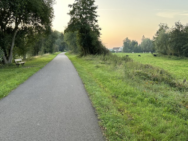 L'Avenue Verte est construite sur l'ancienne voie ferrée Serqueux-Dieppe de la ligne de Saint-Denis à Dieppe, liaison la plus courte entre Paris et la mer. Ce tronçon a été fermé au service voyageurs en 1988.