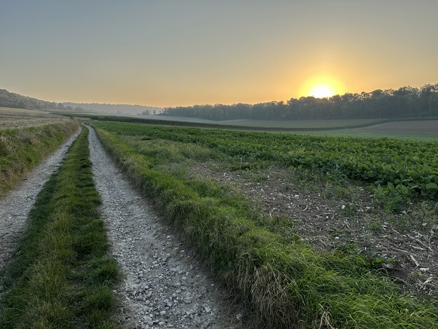 Nous quittons l'Avenue Verte et montons vers la colline Saint-Amador.