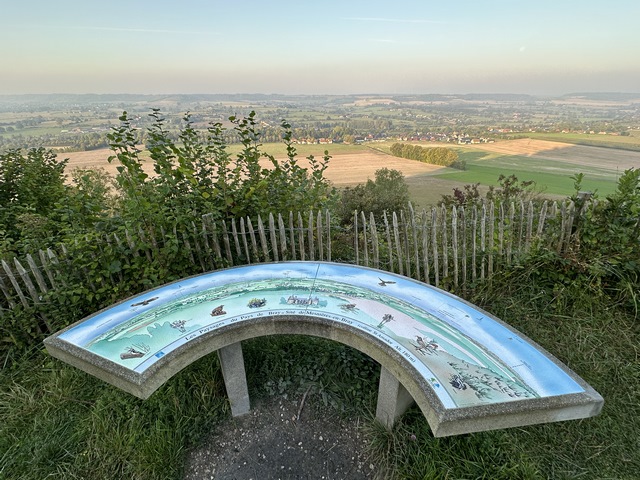 Une table d'orientation a été aménagée sur cette colline emblématique des pelouses calcicoles du Pays-de-Bray.&nbsp;