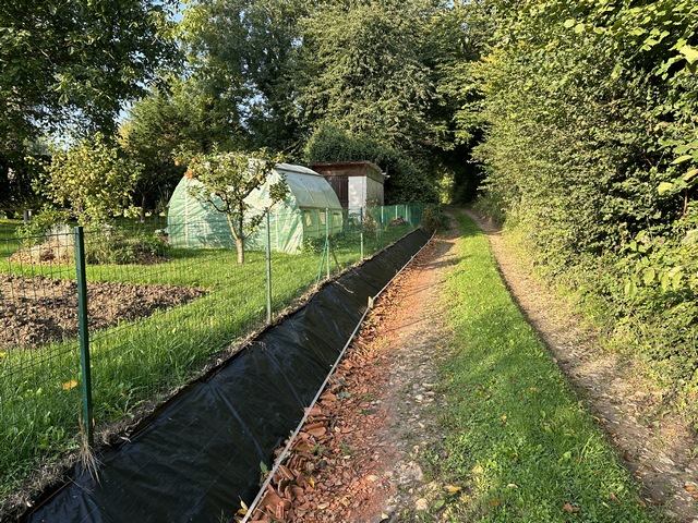 Nous descendons jusqu'au hameau de la Queue du Hellet, et remontons aussitôt dans le bois.