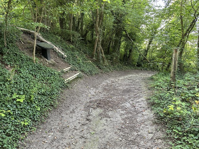 Nous passons devant le mémorial du jeune Nicolas, 12 ans, victime des négligences d'un chasseur. Il se promenait avec son père sur un chemin balisé...