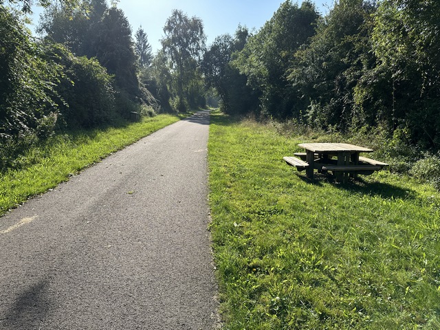 Nous retrouvons l'Avenue Verte au hameau de Mesnerettes.