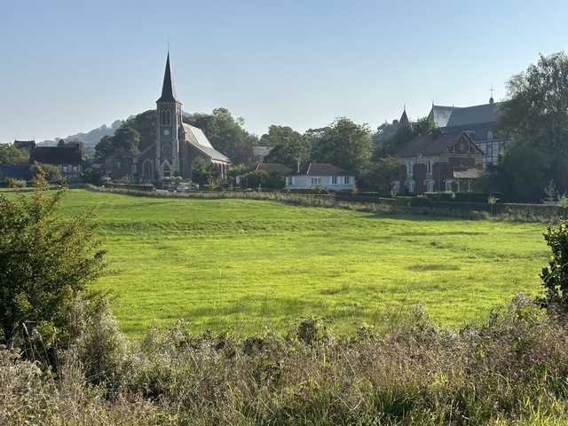 Depuis l'Avenue Verte, nous distinguons déjà l'église St-Pierre-et-St-Paul de Mesnières.