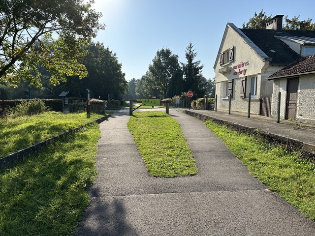 Nous arrivons au niveau de l'ancienne gare de Mesnières-en-Bray, à quelques pas du château.