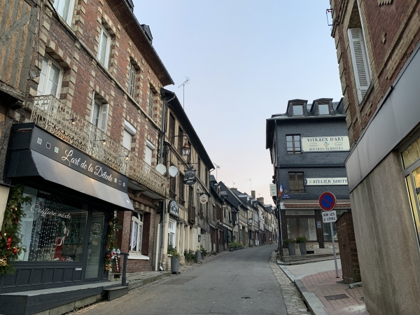 Nous traversons Cormeilles et nous dirigeons vers la Place du Mont Mirel.