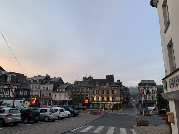 Regard arrière sur la rue de Malou.