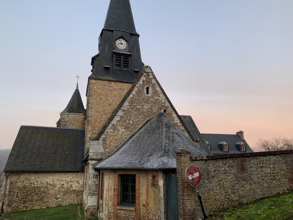 Eglise Sainte-Croix de Cormeilles (XII XIXe). Seule église de Normandie a avoir le sol en pente, ce qui met l'autel au niveau des orgues !