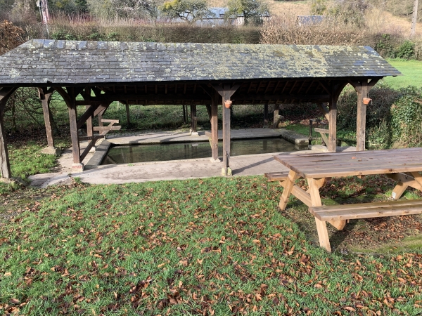 Nous descendons jusqu'au lavoir de la Fontaine Frédet, et son aire de pique-nique. C'est l’un des lavoirs couverts les mieux conservés et mis en valeur dans le territoire de Cormeilles. L’eau de source sort par résurgence dans le lavoir, et donne naissance à un ruisseau qui s’écoule vers le bourg de Saint-Pierre.