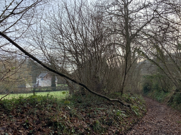 Nous sommes maintenant sur notre dernier chemin : le chemin de Saint-Crepin. On distingue à gauche le manoir du Val Hébert.