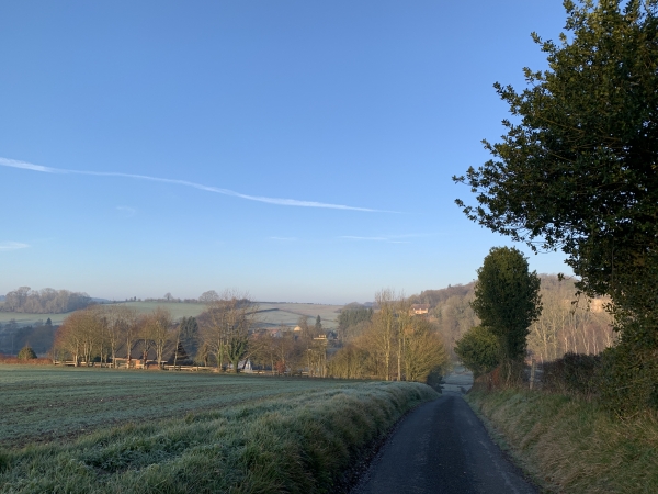 Nous descendons la rue du Moulin vers Fontaine-Châtel dans la vallée du Crevon.