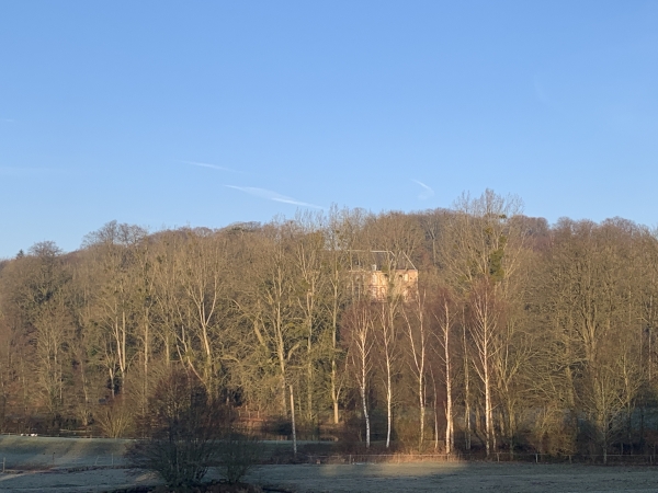 Sur la colline, en face de nous, nous aperçevons le château de Fontaine-Châtel.