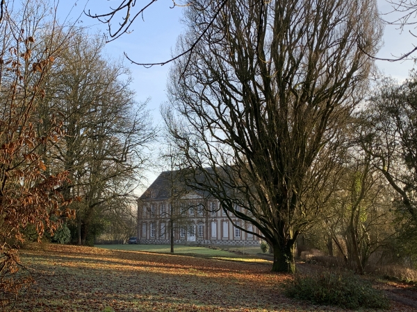 Nous montons vers le Plateau de Longuerue, et voyons l'autre façade du château de Fontaine-Châtel.