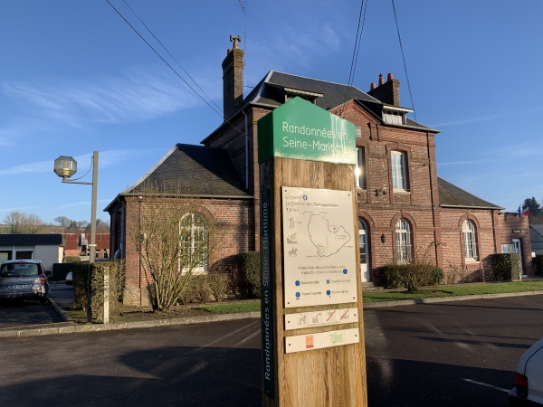 Le panneau de départ du circuit se trouve devant la mairie de St-Germain-des-Essourts. Il indique un balisage bleu, mais nous n'avons pas vu de balises.