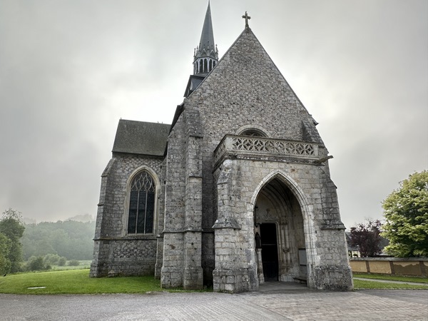 Nous partons de la Collégiale Saint-Michel. Fondée par Jean d'Estouteville, seigneur de Blainville, elle réunissait un collège de chanoines chargés de prier pour leur seigneur, sa famille et le roi. Elle est devenue église paroissiale au XVIIIe siècle, en raison du mauvais état de l'église d'origine.