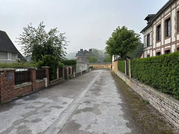 Nous gagnons le centre du bourg par les ruelles du Presbytère et de la Poste.