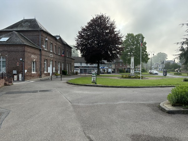Nous traversons la place de la mairie et prenons la direction du château sur le GR25.