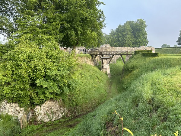 Nous longeons le site médiéval de Blainville où cinq châteaux se sont succédés depuis le XIe siècle. C'est aussi le lieu du festival Archéo Jazz.