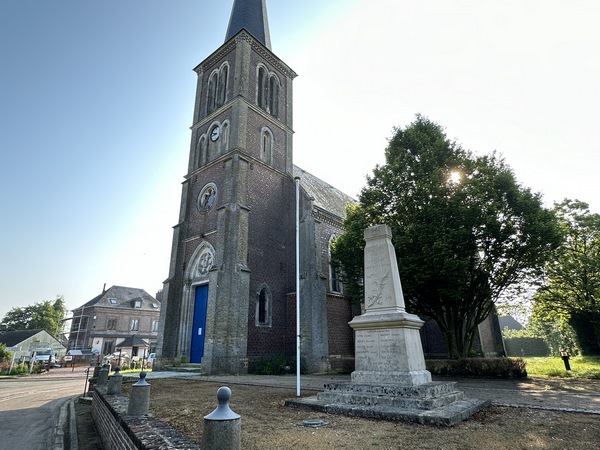 Nous traversons Catenay. Après l'église Saint-Clair (XIXe), nous tournerons à gauche dans la rue des Pommiers.