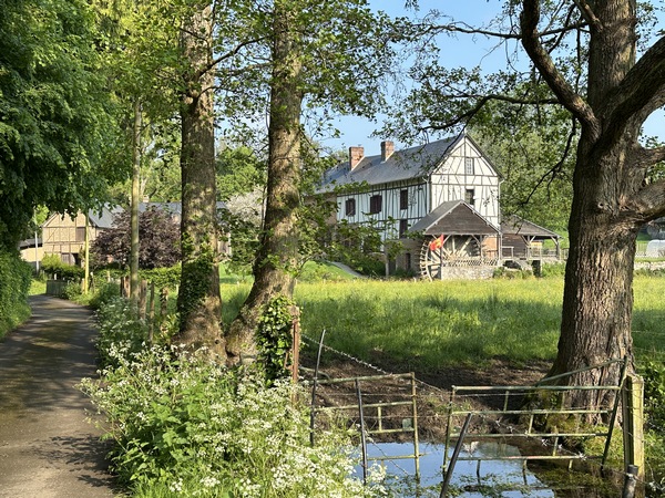 Dans le vallon, nous traversons le hameau de Crevon.