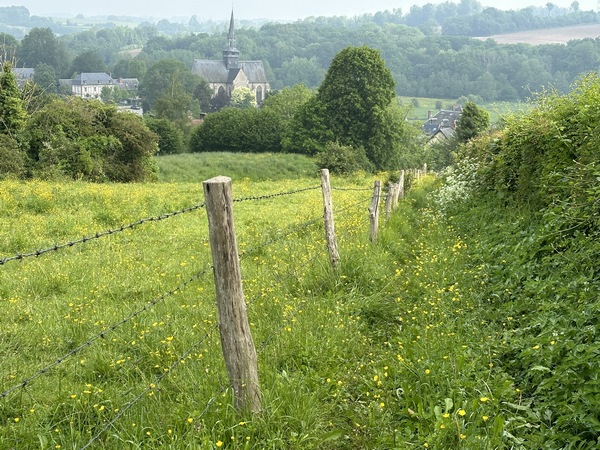 Le chemin de Capendu passe devant deux châteaux bien cachés, devient un sentier, et domine le bourg de Blainville-Crevon.
