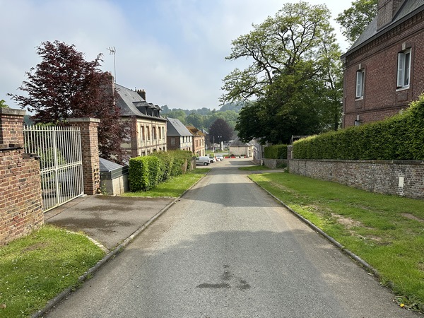 Nous entrons dans le village par le passage du Marché.
