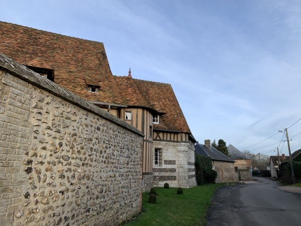 Nous arrivons à Noyers, nous traversons le bourg en direction de la Mare Cotret.
