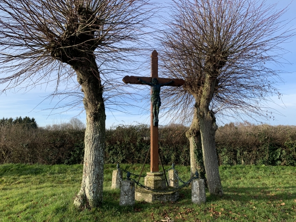 Noyers, calvaire rue de la Mare Marion.