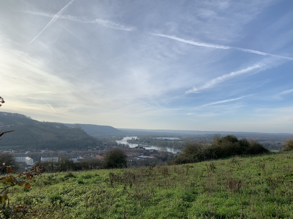 Les panoramas sur la vallée de la Seine sont superbes, même en hiver. Malgré la brume, on distingue Château Gaillard au-dessus des Andelys (voir l'album de la rando).