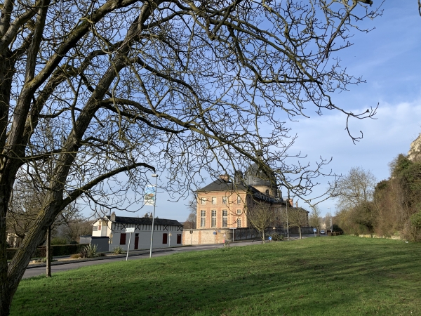 Au 13e siècle, l’hospice Saint-Jacques était une halte pour les pèlerins sur la route de Compostelle. Edifié en dehors des remparts du village de Cultura (Petit Andely), il permettait aux pèlerins de trouver le gîte lorsque les portes de l'enceinte étaient fermées. Au XVIIIe siècle, le duc de Penthièvre, seigneur des Andelys, fait reconstruire l'hospice. C'est désormais une résidence de personnes âgées.