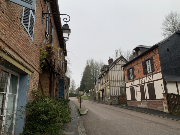 Nous suivons la rue du Bout-de-Bas de Lyons-la-Forêt, en direction de la place du marché.