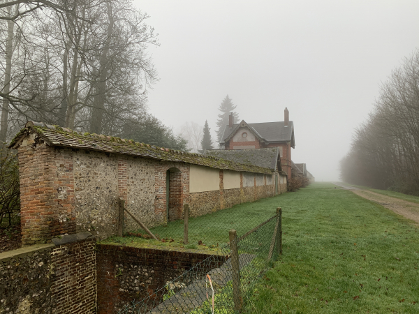 Nous longeons les murs du château de la Croix Mesnil.