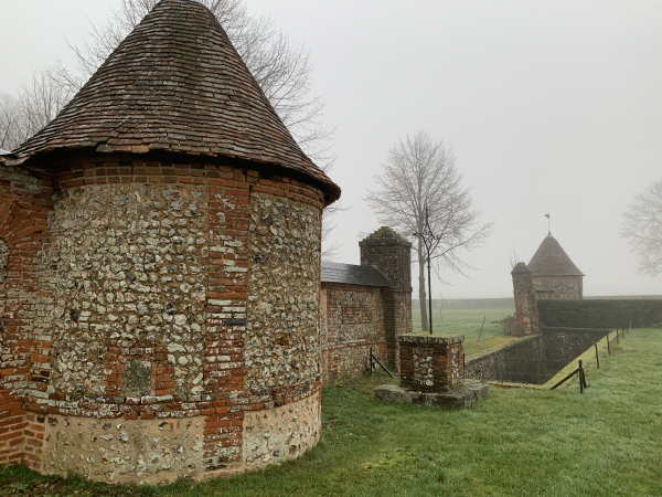 Le mur du château, à l'ouest et au sud, laisse la place à un saut-de-loup qui ouvre la perspective du château, et nous permet de l'apercevoir.