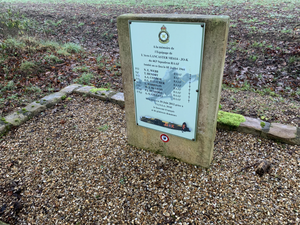 En bordure de forêt, voici la stèle commémorative du crash de l'Avro Lancaster ME614 JO-K de la Royale Australian Air Force, abattu par l'aviation allemande lors de sa mission de bombardement de la base V1 de St-Leu-d'Esserent.