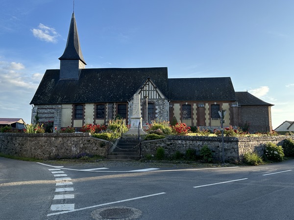 Le circuit commence près de la mairie et continue le long de l'église Saint-Pierre-et-Saint-Paul (XVIIe XIXe).