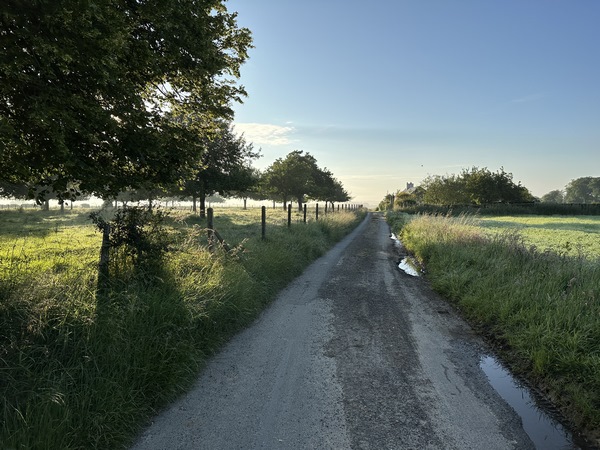 Nous sortons du bourg par la rue des Prairies, droit vers l'est.