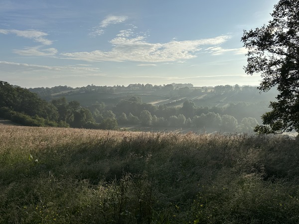 Nous sortons des bois en arrivant sur la petite route d'Arpentigny. La perspective s'ouvre sur la vallée du Crevon.