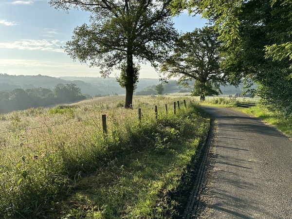La route d'Arpentigny suit la crête entre la vallée du Crevon et le vallon du Ravin aux Frênes. Nous suivons cette petite route, déserte, sur 500 mètres, avant de prendre le premier chemin à gauche.