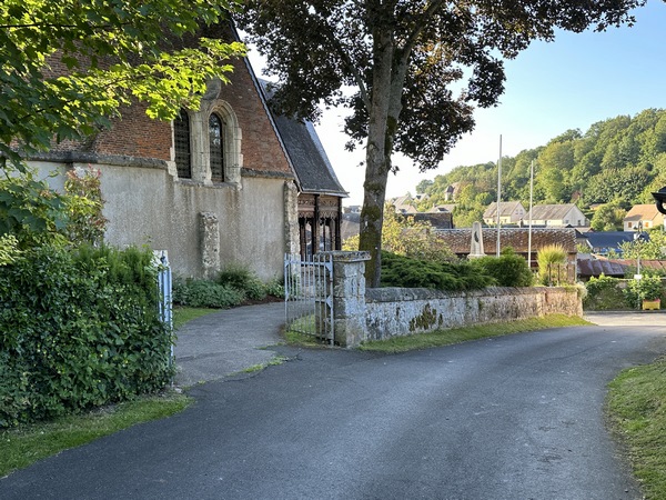 Nous arrivons près de l'église Saint-Sulpice de Ry, connue pour sa tour carrée du XIIe siècle, et son porche Renaissance.