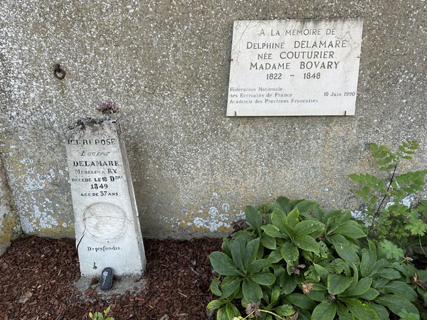 Devant le mur de l'église, les pierres tombales de Eugène et Delphine Delamare ont été conservées. L'histoire dramatique de ce jeune médecin et de sa femme aurait inspiré Flaubert pour son roman Madame Bovary.