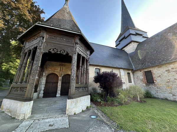 Voilà le fameux porche en bois sculpté de l'église Saint-Sulpice. D'autres photos sont dans l'album de la randonnée.