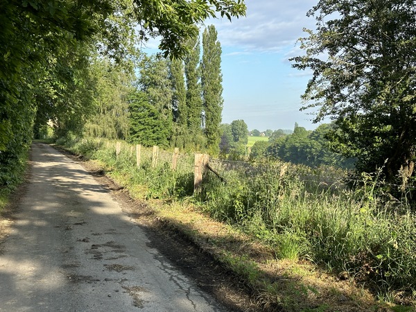 Nous continuons sur le Chemin de Flamanville, qui rejoint le hameau éponyme.