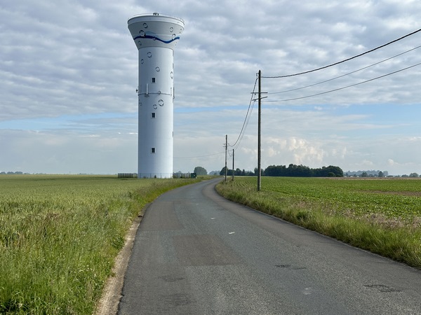 A la fin du chemin, nous continuons sur la D13b pendant 700 mètres. Ce n'est pas le passage le plus sympathique de ce circuit. Le château d'eau est orné de bulles.